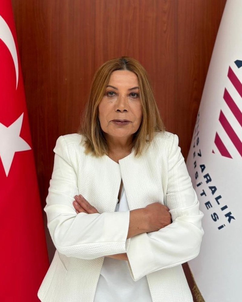 Prof. Dr. Hülya Derya Özizer, Kilis 7 Aralık Üniversitesi'ndeki çalışma odasında